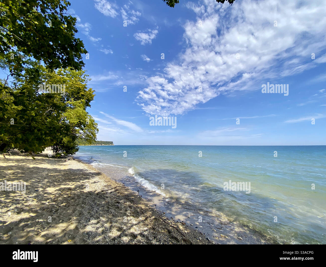 Lake Michigan am Seven Bridges Trail in Milwaukee, Wisconsin Stockfoto