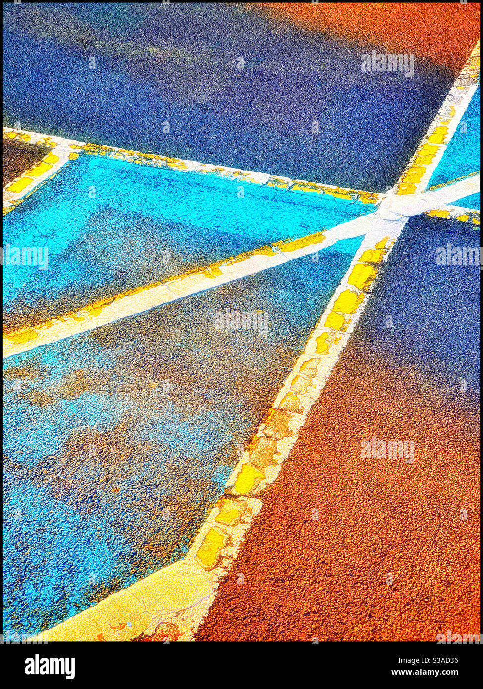 Intensive Farben auf Asphalt gemalt, um einen Bereich für das Parken zu identifizieren. Ein Grafikbild mit mehreren Verwendungsmöglichkeiten? Bildnachweis ©️ COLIN HOSKINS. Stockfoto