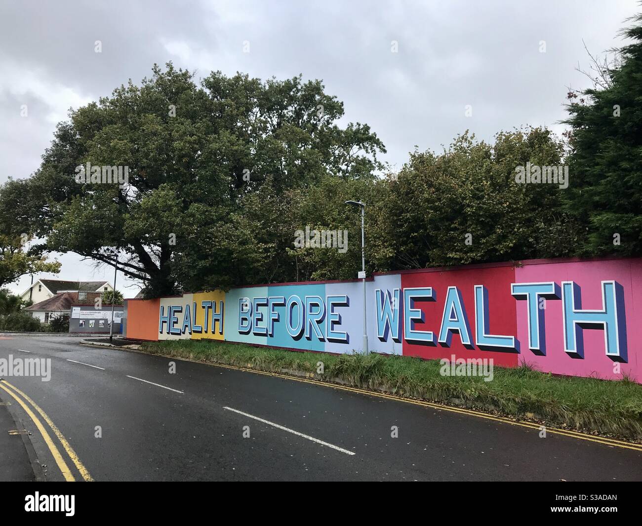 Gesundheit vor Reichtum Graffiti auf Horten Tafeln in der Nähe des Eingangs zum Morriston Hospital in Swansea während der Coronavirus Pandemie. - Smartphone-aufgenommenes Stockfoto