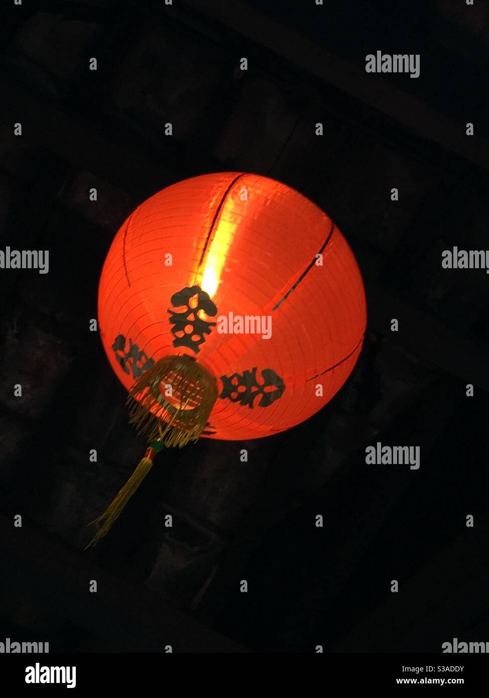 Rote Laterne in einem asiatischen Restaurant - Smartphone-aufgenommenes Stockfoto