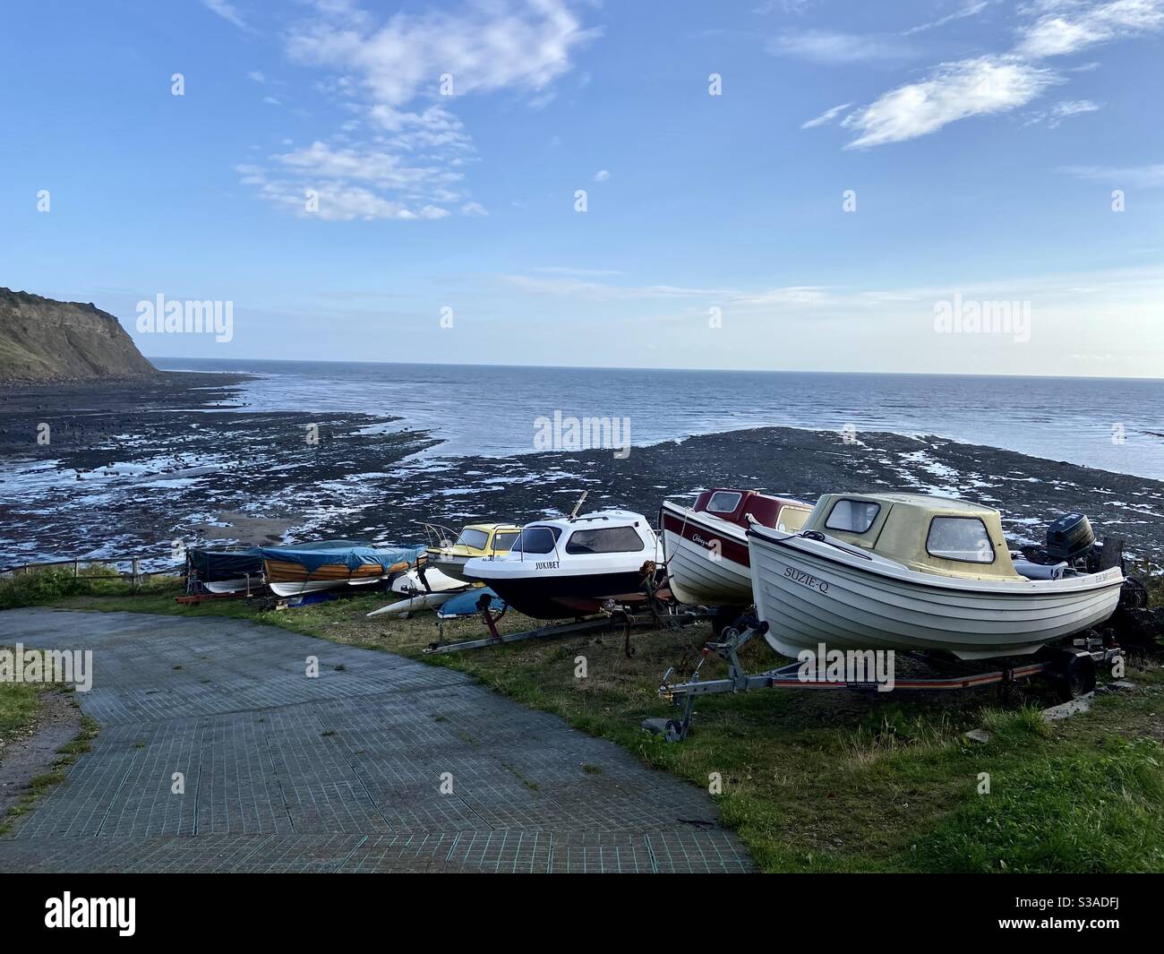 Kleine Boote, die zum Meer führen - Smartphone-aufgenommenes Stockfoto
