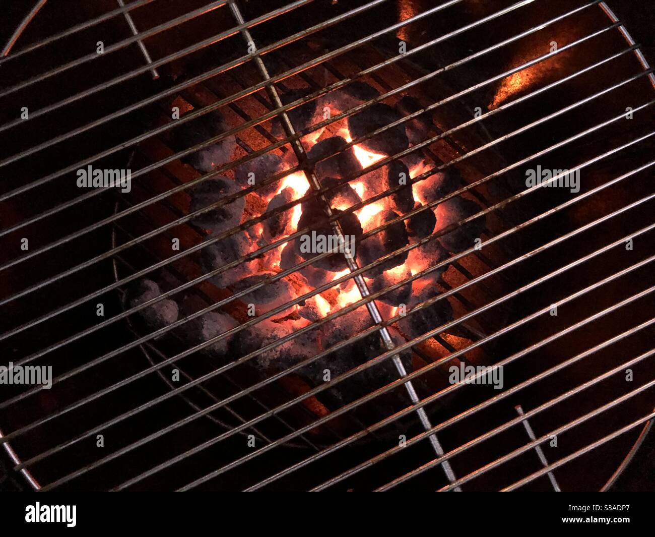 Übersicht über heiße Kohlen auf einem Grill. Stockfoto