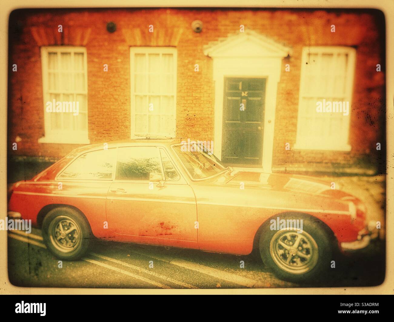 Orange Vintage MG Sportwagen - Smartphone-aufgenommenes Stockfoto