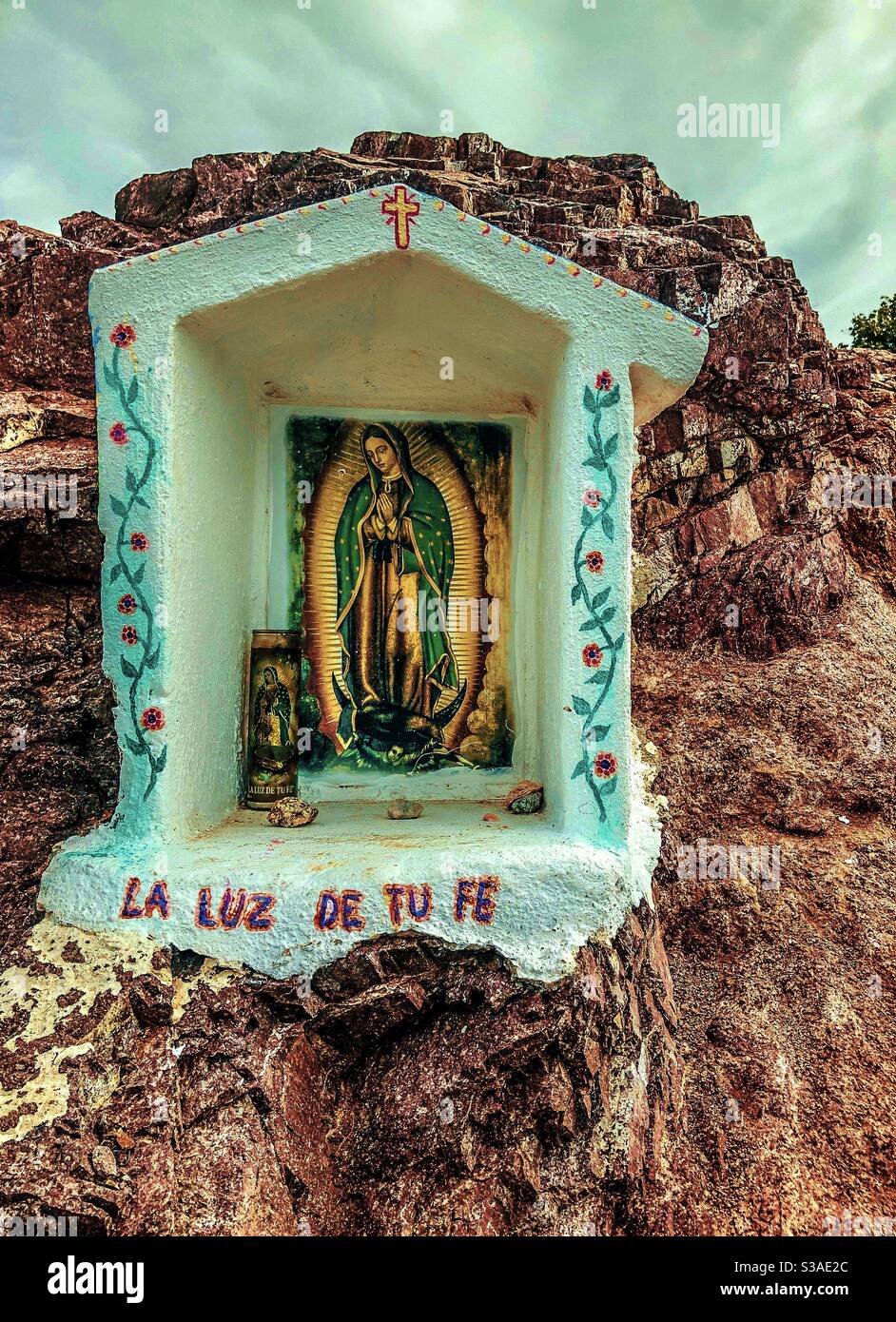 Ein Schrein am Straßenrand in Mexiko enthält ein Gemälde unserer Lieben Frau von Guadalupe. Stockfoto