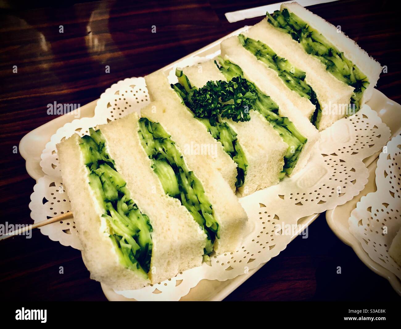 Gurken-Sandwich in einem japanischen Café serviert Stockfoto