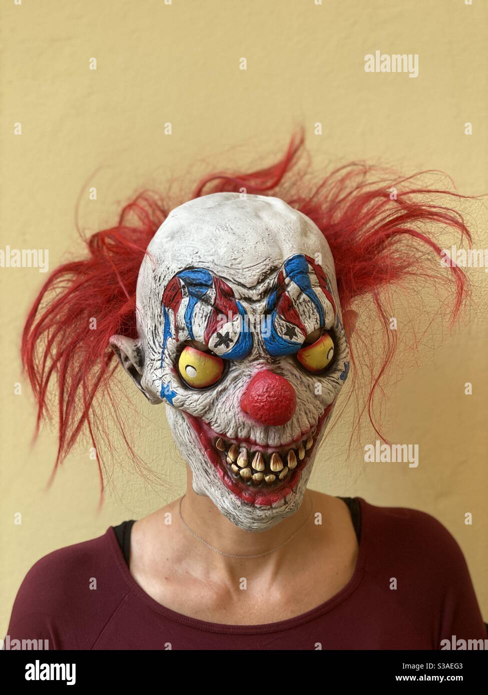 Böse Clown bereit für die Party Stockfoto