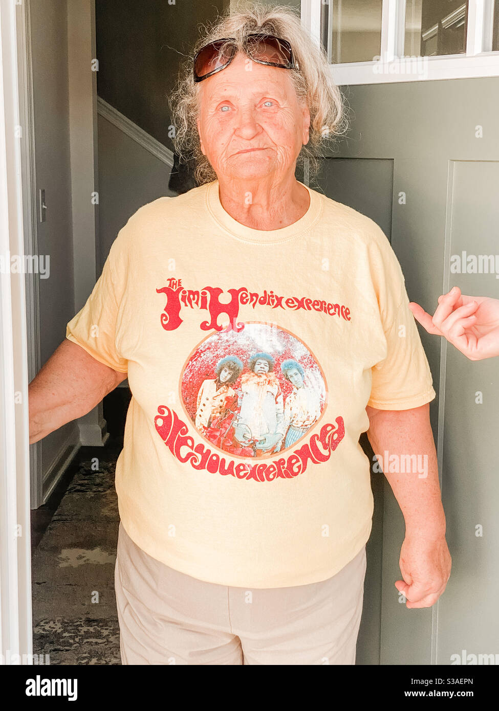 Oma trägt das Jimmy Hendrix Experience Shirt ihres Sohnes, das sie in der Wäsche gefunden hat, weil sie kann. Stockfoto