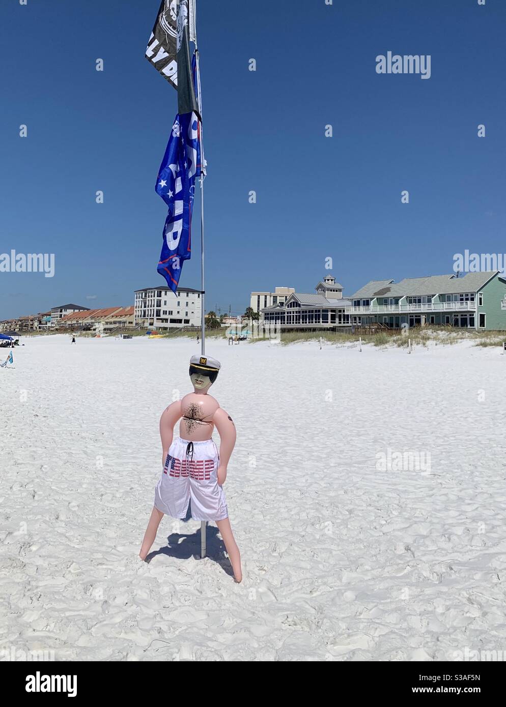 Blow up Puppe gekleidet, um Donald Trump mit Donald zu vertreten Trump Flagge auf weißem Sandstrand als Unterstützung im Präsidentenamt Wahlkampf Florida - Smartphone-aufgenommenes Stockfoto