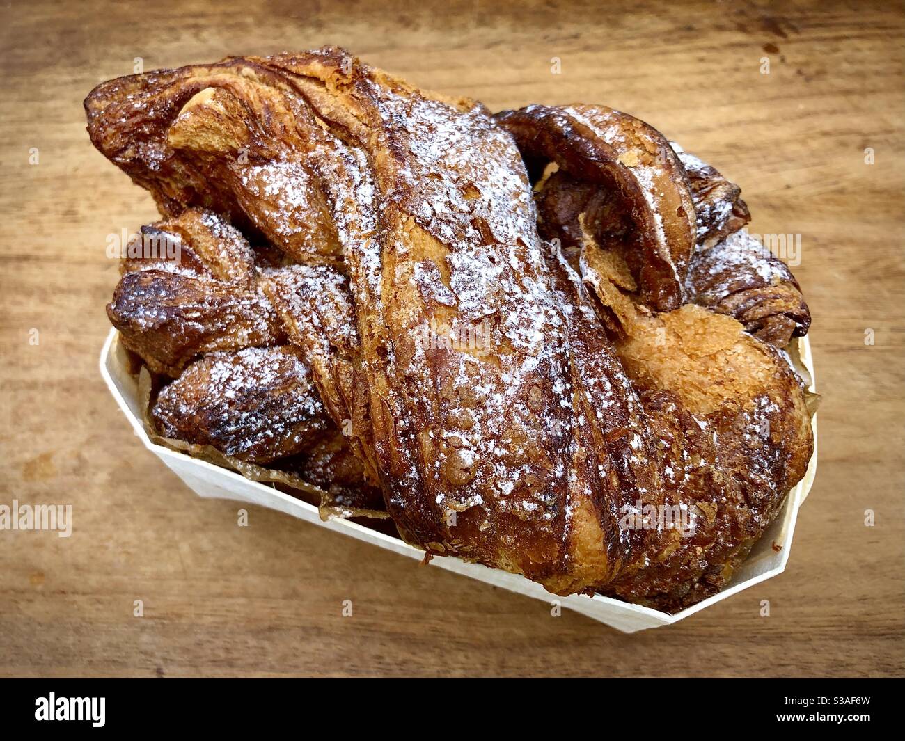 Frisch gebackene traditionelle französische knusprige Brioche. Stockfoto