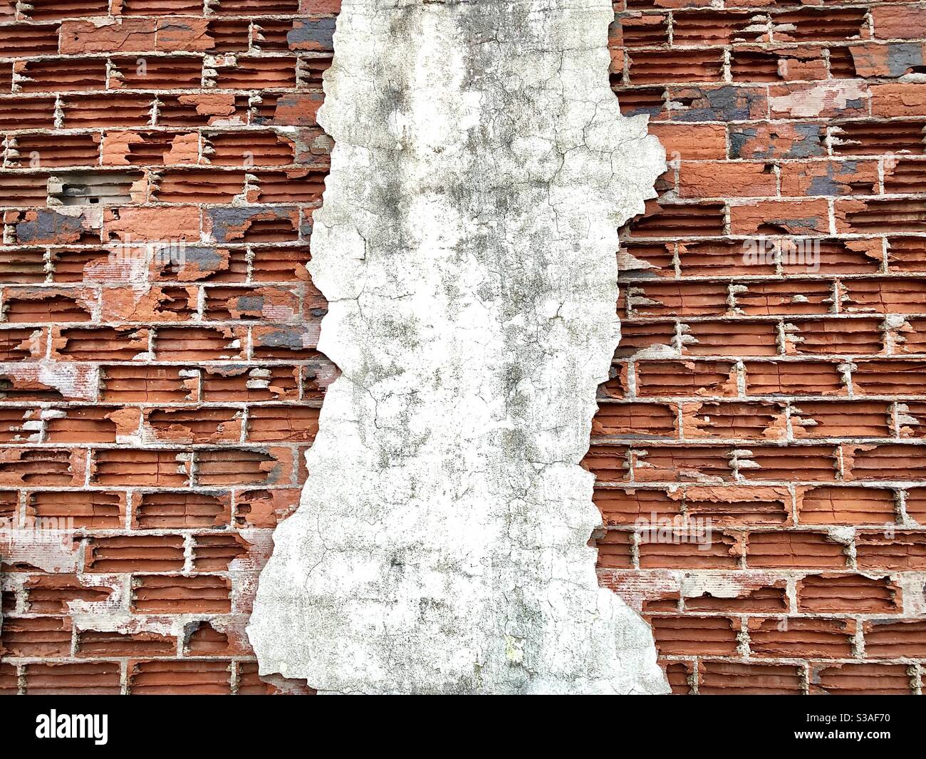 Detail von Frost beschädigt Ziegelwand. - Smartphone-aufgenommenes Stockfoto