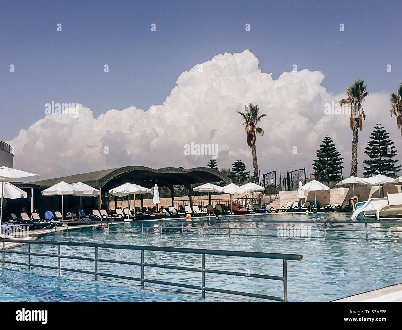 Resort in der Türkei an einem heißen Sommertag Der Pool Stockfoto