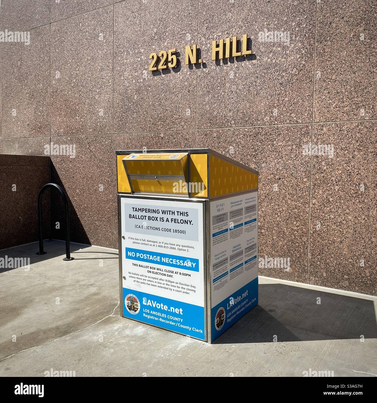 LOS ANGELES, CA, OCT 2020: Offizielle Wahlurne außerhalb der Kenneth Hahn Hall of Administration in der Innenstadt für die Wahlen im November und per Post Stockfoto