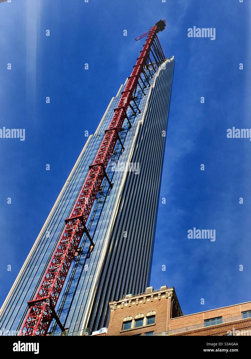 Der Steinway Tower an der 111 W. 57th St. wird derzeit in Midtown Manhattan, NYC, USA, gebaut - Smartphone-aufgenommenes Stockfoto