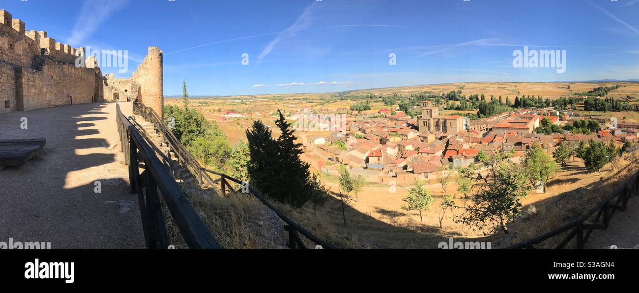 Schloss und Dorf, Panoramablick. Peñaranda de Duero, Provinz Burgos, Spanien. Stockfoto