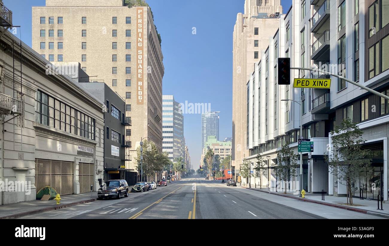LOS ANGELES, CA, JUL 2020: Blick nach Süden auf Hill St in Richtung Pershing Square mit heimatlosen Zelt an der Seite und Dunst in der Entfernung von wildem Feuer Rauch - Smartphone-aufgenommenes Stockfoto