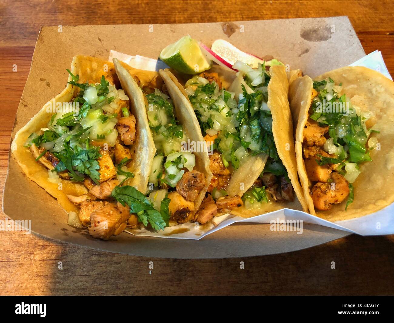 Fünf Straßen Tacos zum Essen genießen Stockfoto
