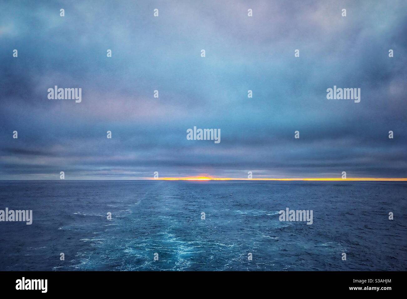 Sonnenuntergang über dem Norwegischen Meer. Stockfoto
