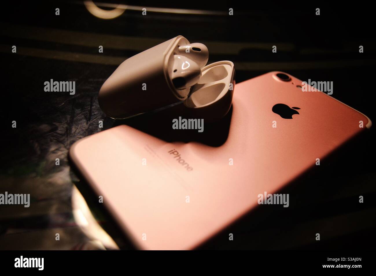 Ein Produktfoto eines iPhone 8 mit AirPods 2 Stockfoto