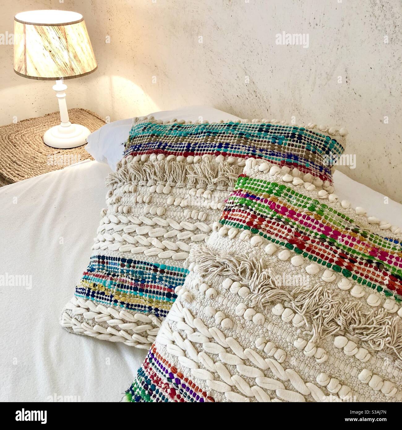 Kissen auf einem Bett und einer Lampe Stockfoto