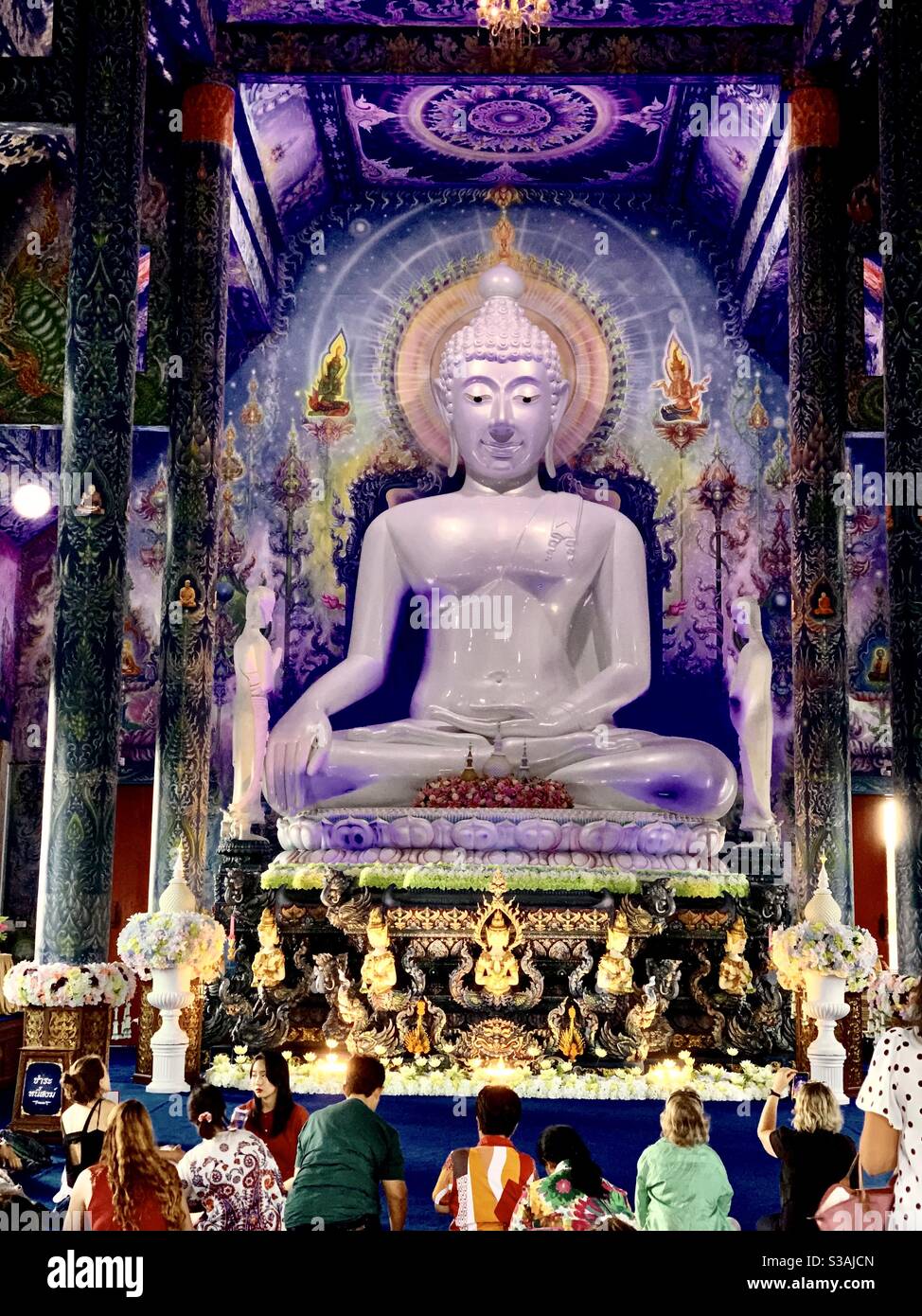 Blauer Buddha im Wat Rong Suea Ten - Blauer Tempel in Chiang Rai, Thailand. - Smartphone-aufgenommenes Stockfoto