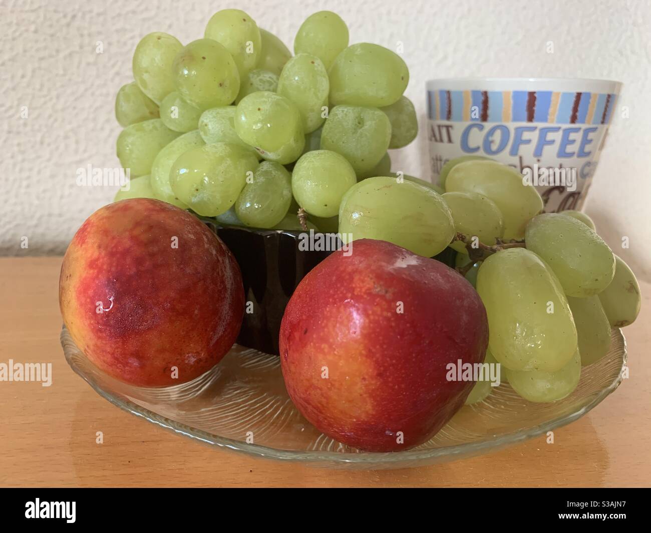 Obst, Trauben, Pfirsiche, Kaffee, Teller, Schüssel, Tasse Stockfoto