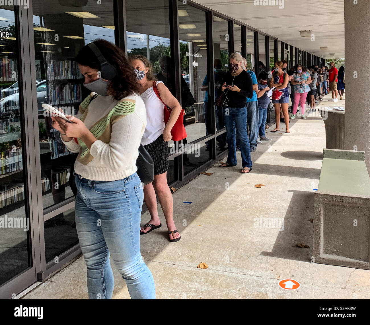 Wähler stehen in der Schlange für die vorzeitige Abstimmung, tragen Masken und soziale Distanzierung, in Orlando, Florida für die Parlamentswahlen 2020. Stockfoto
