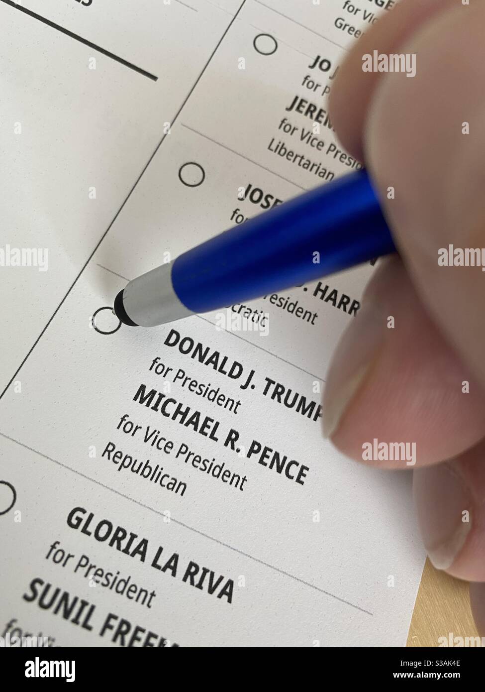 LOS ANGELES, CA, OCT 2020: 2020 US-Präsidentschaftswahl Wahlzettel mit Stift bereit, um für republikanische Kandidaten, Donald Trump und Michael Pence wählen - Smartphone-aufgenommenes Stockfoto
