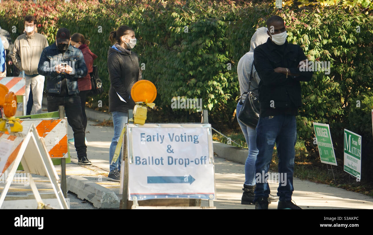 Am ersten Tag der frühen Abstimmung, die Linie um den Block im Civic Center in Evanston, Illinois gewickelt. Die Wähler warteten zwei und eine Stunde, um ihre Stimmzettel zu geben. Stockfoto