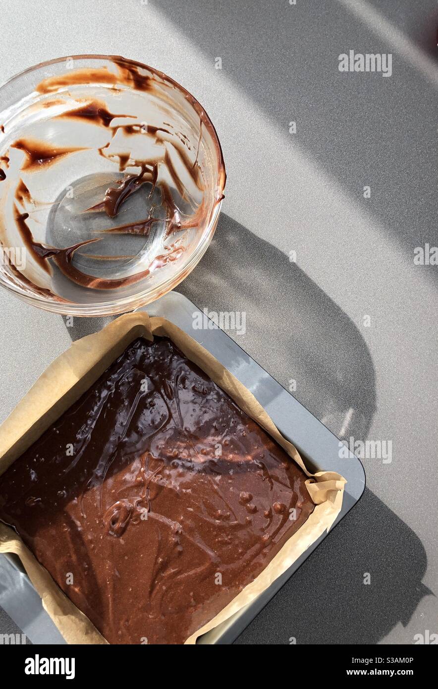 Schokolade Brownie Mischung in einer Backform bereit zu gehen Im Backofen - Smartphone-aufgenommenes Stockfoto