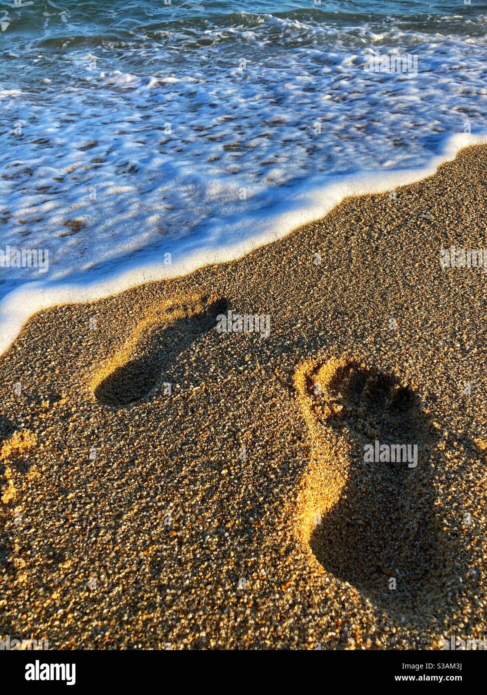 Fußspuren im Sand an einem Strand von Barcelona, Katalonien, Spanien Stockfoto