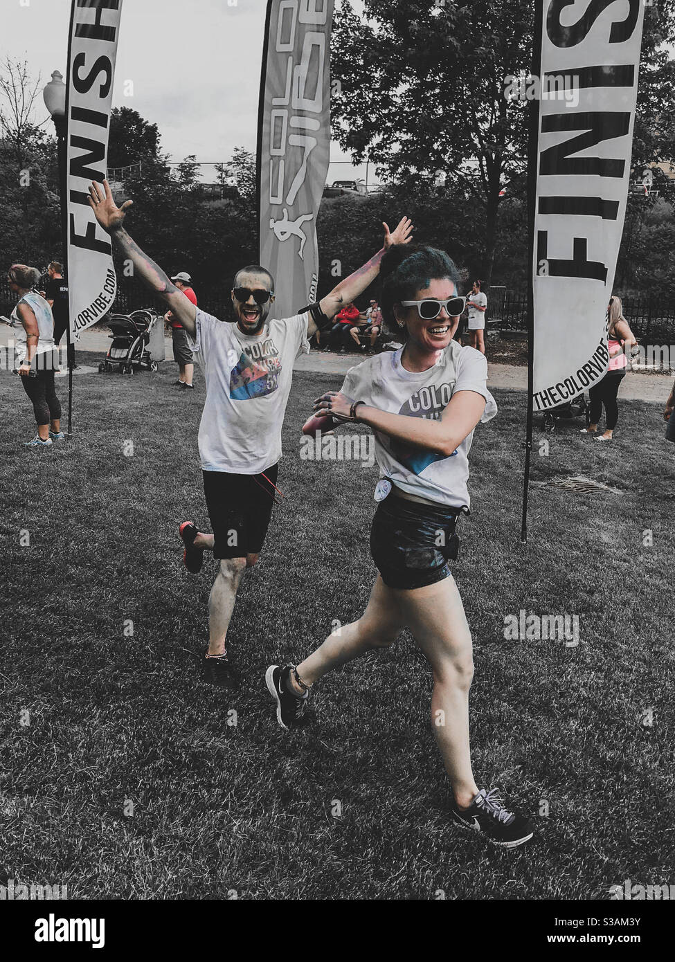 Color-A-thon/ Marathonläufer in Ohio erreichen die Ziellinie Stockfoto