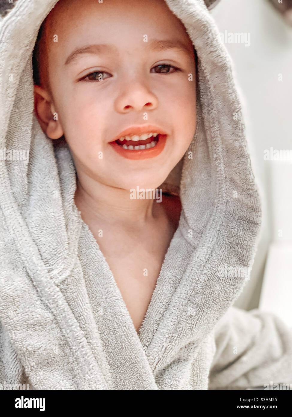 Kleiner blonder Junge im Bademantel, der sich darauf vorbereitet zu folgen Seine Schlafenszeit Routine und putzen seine Zähne Stockfoto