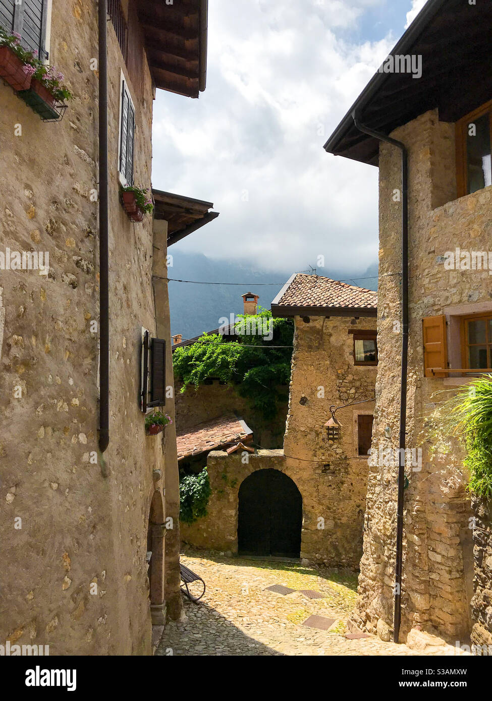 Straße und Häuser des mittelalterlichen italienischen Dorfes Canale di Tenno Stockfoto