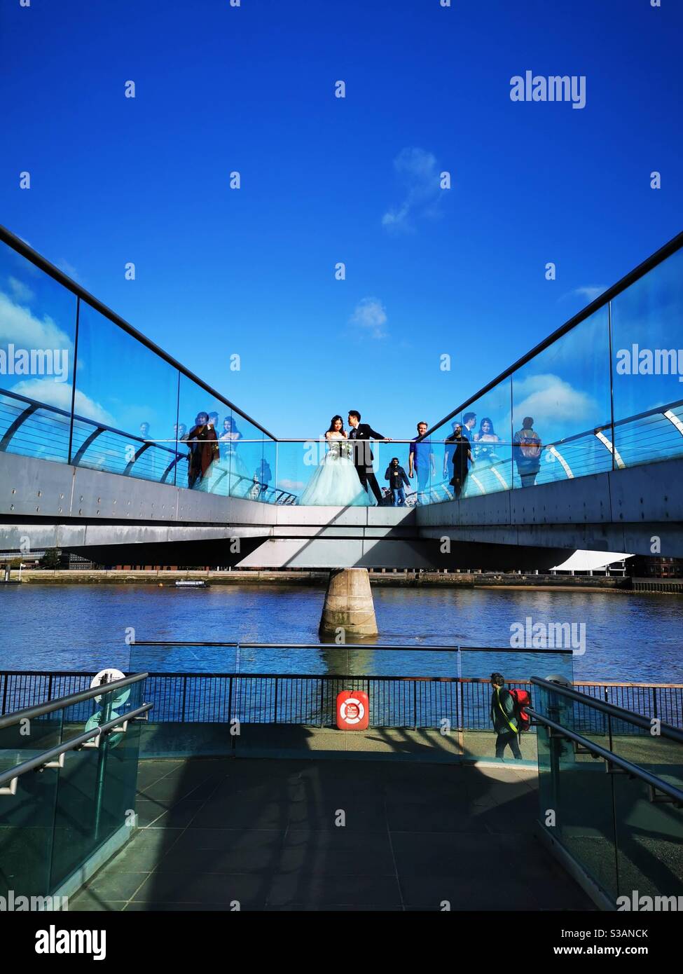 Asiatisches Paar posiert für Hochzeitsfotos auf Millennium Bridge in London Stockfoto