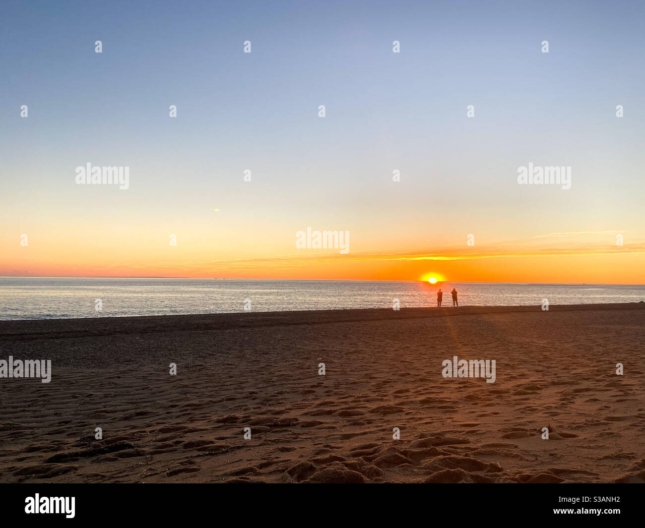 Die Menschen versammeln sich, aber bleiben sozial entfernt, um den Sonnenuntergang am Herring Cove Beach in Provincetown, Massachusetts am 4. September 2020 zu beobachten. Stockfoto