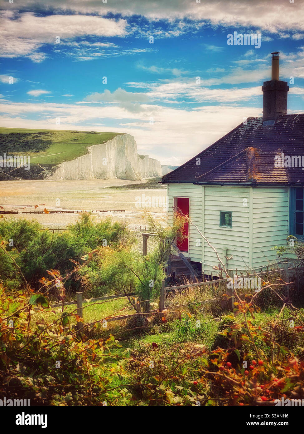Eines der ikonischen Coastguard Cottages (Fisherman's Cottages), das den berühmten Blick auf die Seven Sister's an der Sussex Küste, England, UK, überblickt. Bildnachweis ©️ COLIN HOSKINS. Stockfoto