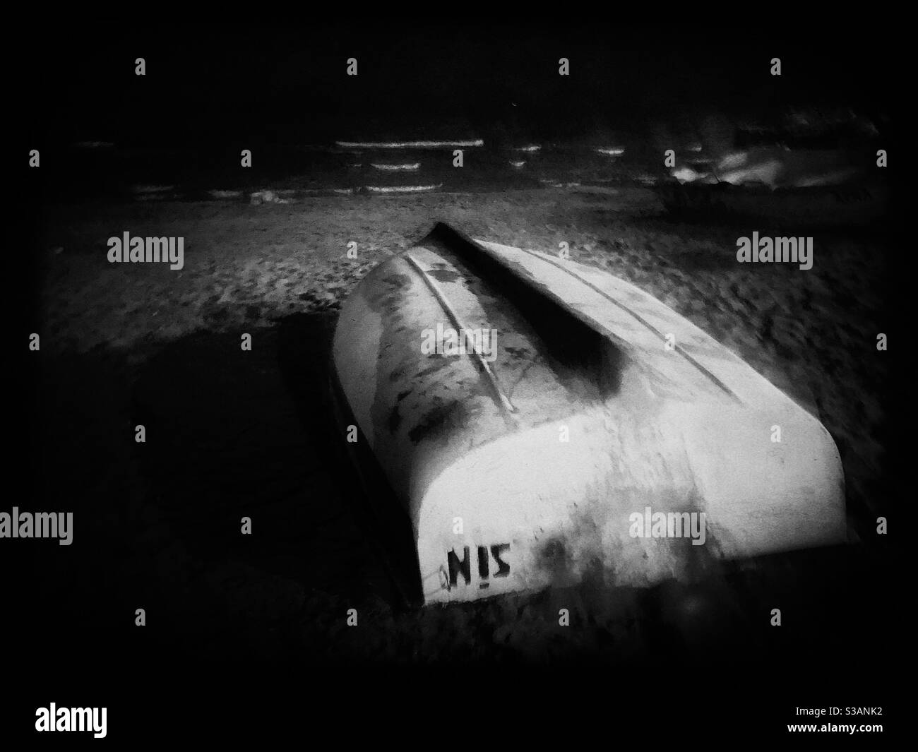 Das Boot wurde am Ufer weggetrieben Stockfoto