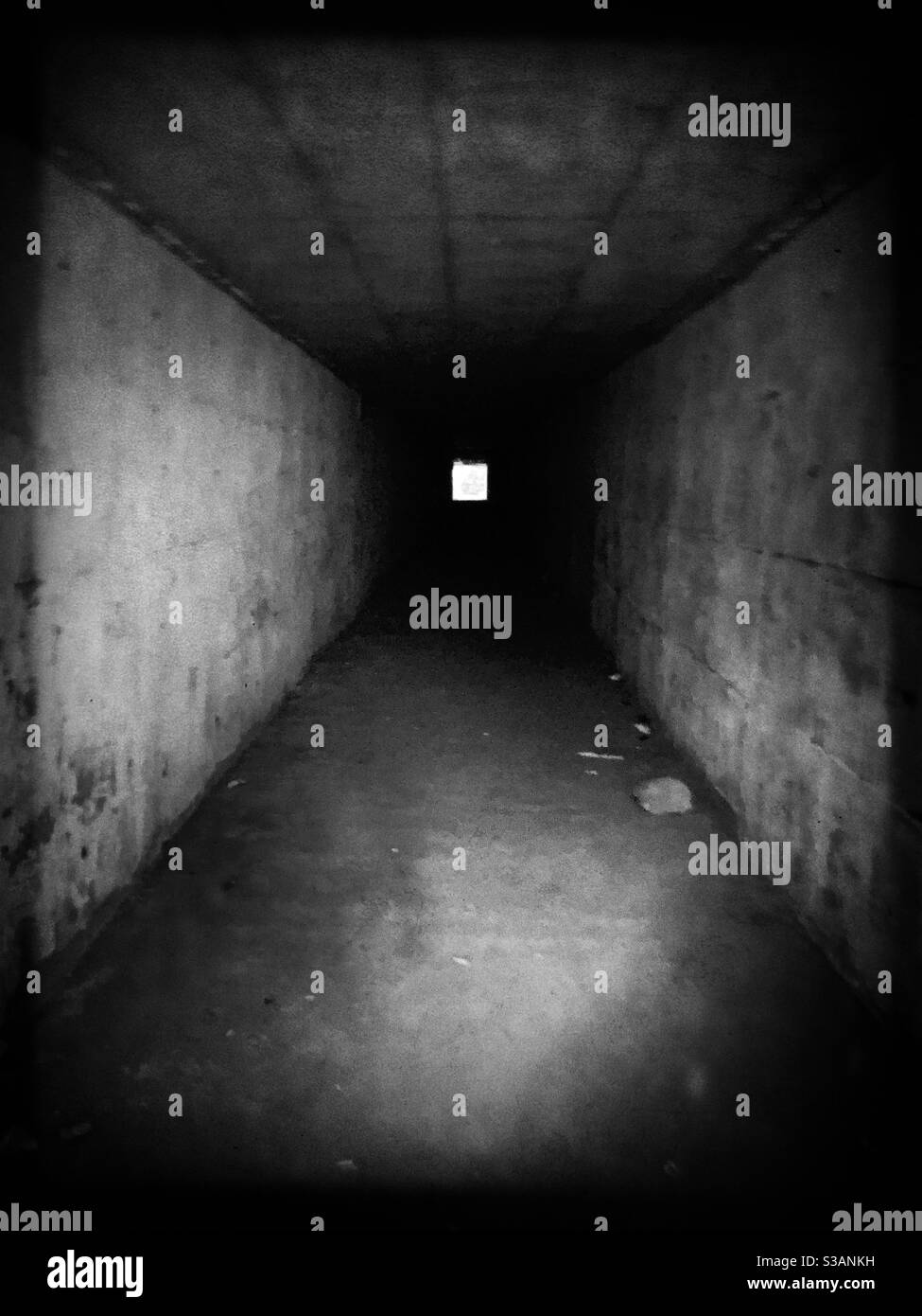 Licht am Ende des Tunnels stimmungsvolle Bild - Smartphone-aufgenommenes Stockfoto