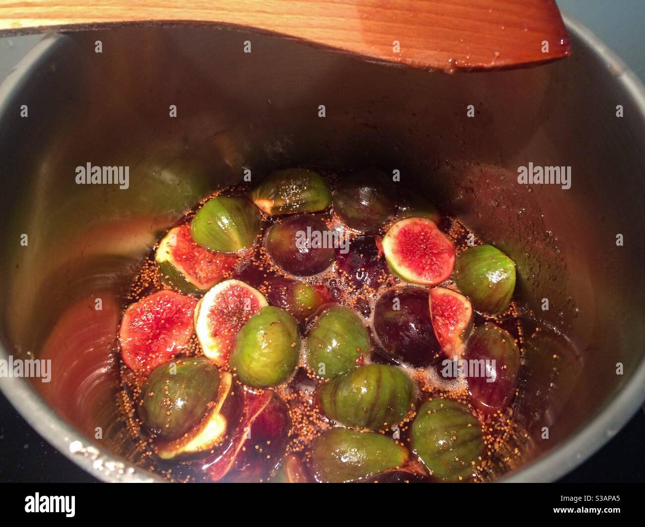 Feigen in Stahlpfanne Kochen für Feigen Marmelade - Smartphone-aufgenommenes Stockfoto