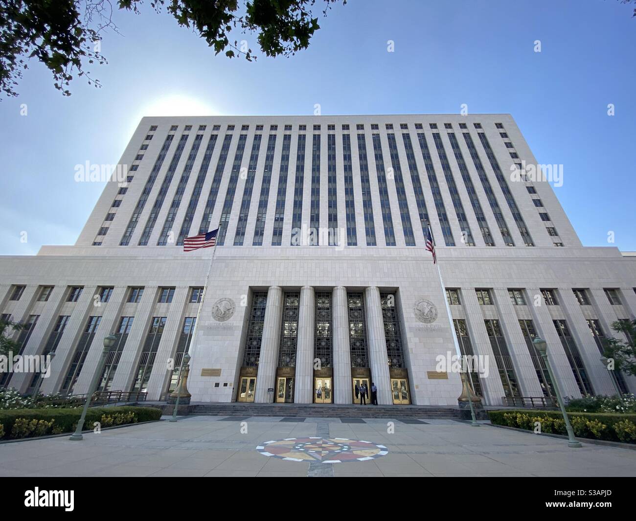 LOS ANGELES, CA, 2020. JULI: Blick auf Los Angeles County Sheriff's Department und United States Court House, Hall of Justice, in der Innenstadt - Smartphone-aufgenommenes Stockfoto