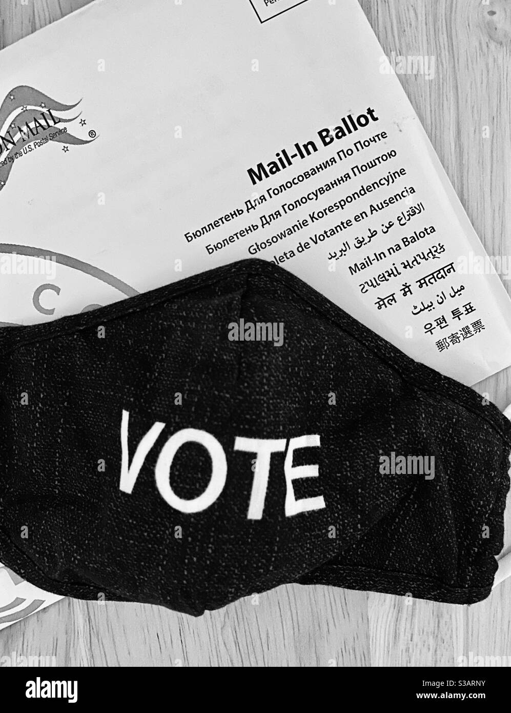 Raus und abstimmen! Maskieren Sie oder lassen Sie sich Ihre Mail-in-Abstimmung senden Stockfoto