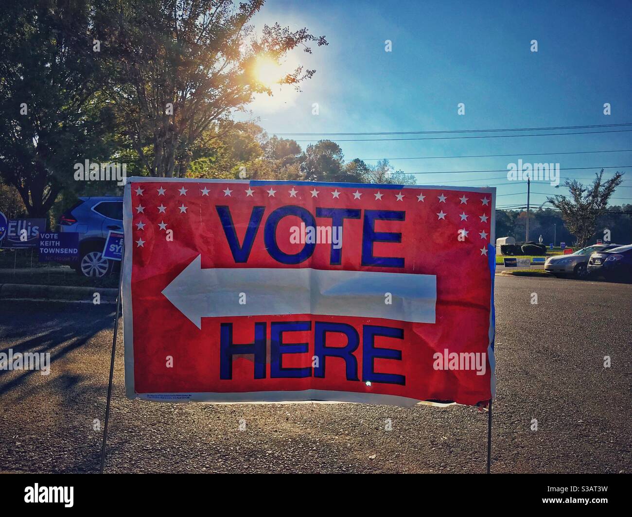 "Vote here" Zeichen mit Pfeil in rot, weiß und blau bei der frühen Abstimmung Website - Rowan Public Library, Landis, North Carolina am 27. Oktober 2020 Nachmittagssonne im Hintergrund Stockfoto