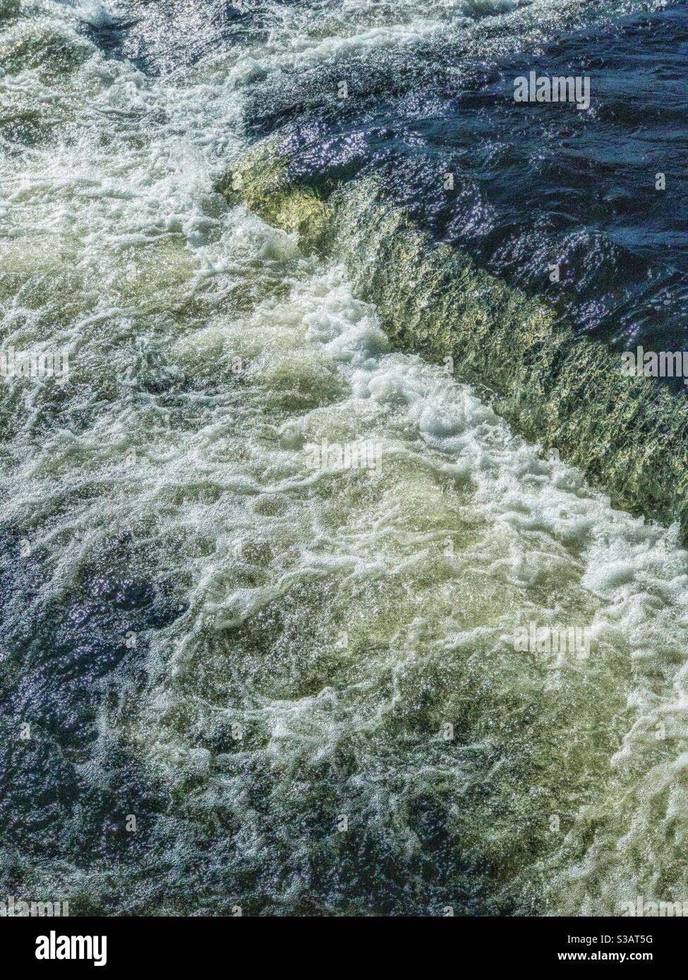 Turbulentes Wasser am Fluss Wehr. Stockfoto