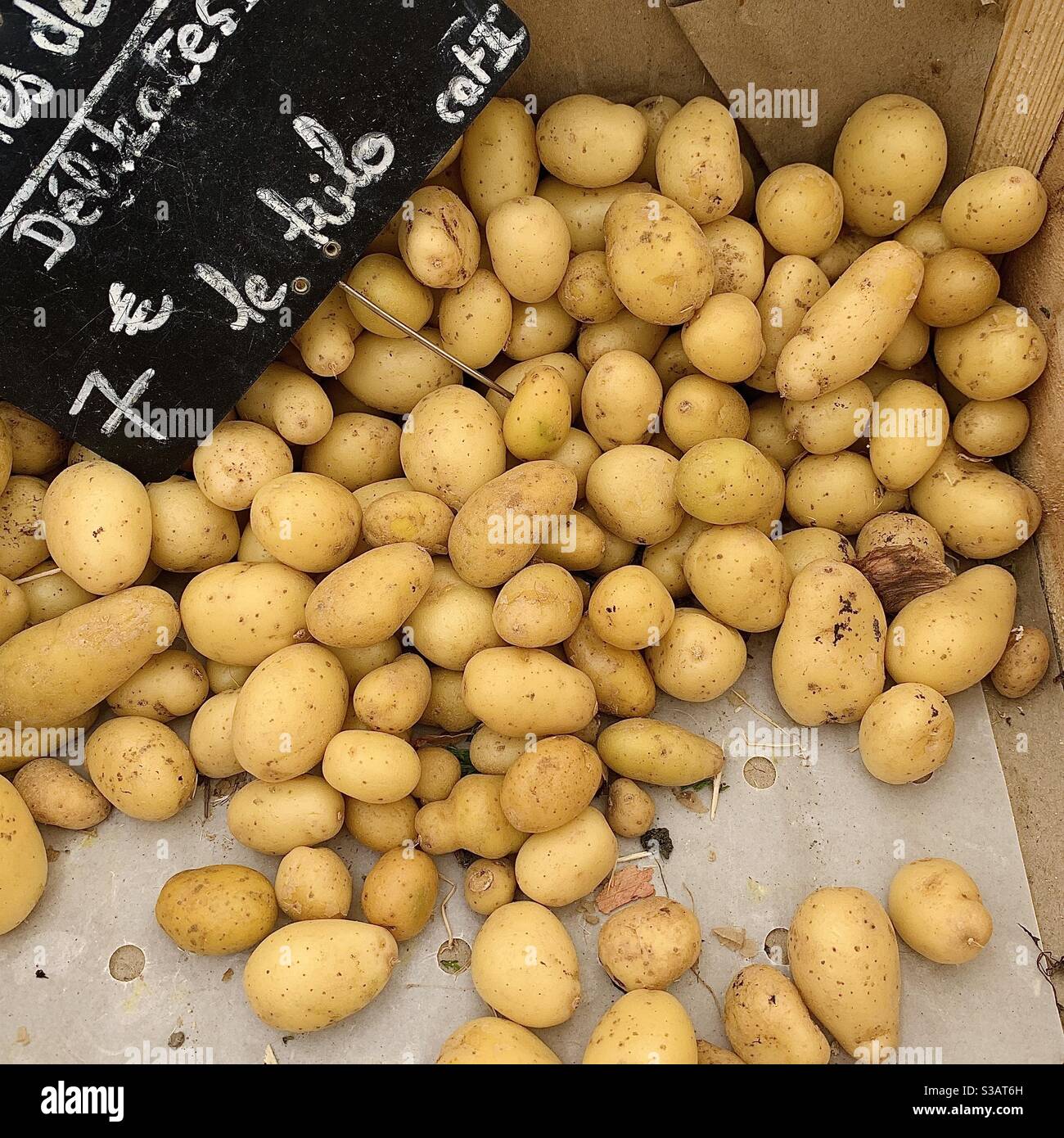 Kartoffeln in einem Markt in Frankreich - Smartphone-aufgenommenes Stockfoto