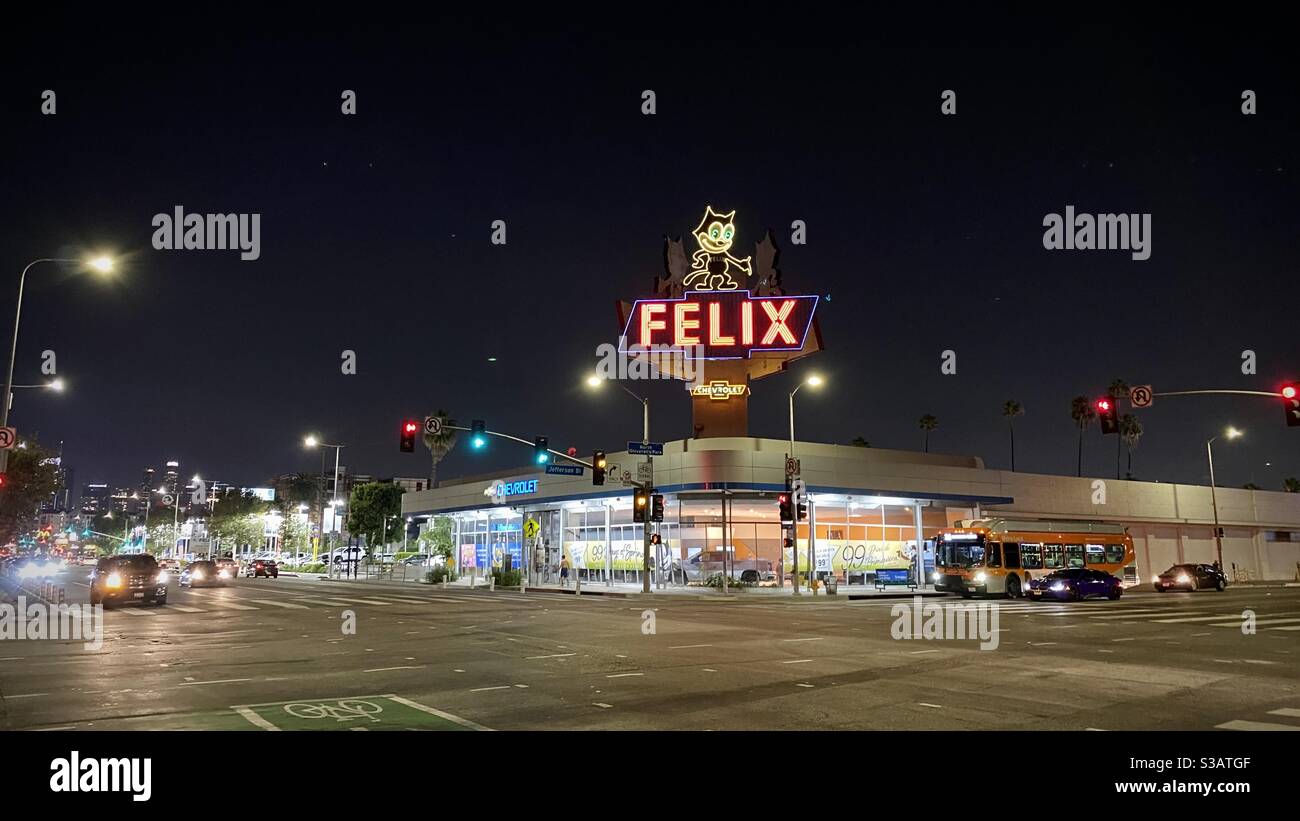 LOS ANGELES, CA, JUL 2020: Felix Chevrolet Autohändler mit markantem Neon-Katzenschild, gesehen über eine ruhige Kreuzung in Downtown bei Nacht Stockfoto