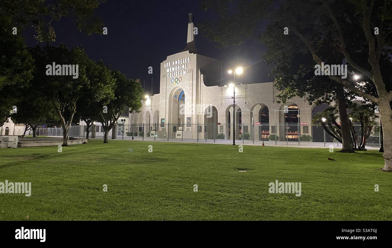 LOS ANGELES, CA, 2020. JULI: Seitenansicht des Eingangs zum Los Angeles Memorial Coliseum, Heimat der USC Trojans und der Los Angeles Rams, in Exposition Park bei Nacht - Smartphone-aufgenommenes Stockfoto