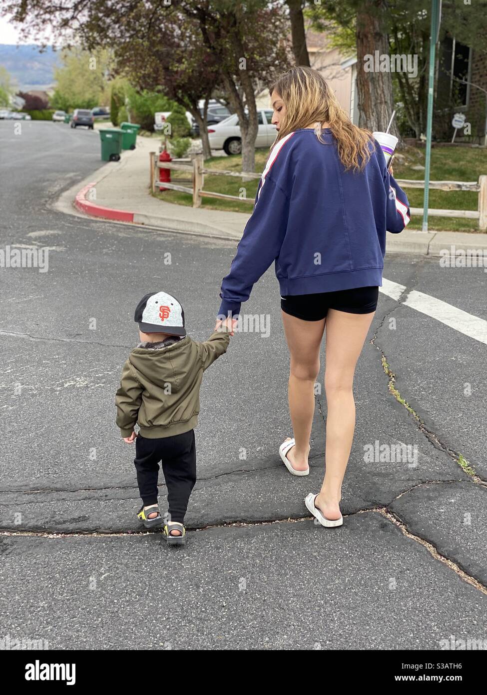 Kleinkind mit seiner Tante für einen Spaziergang Stockfoto
