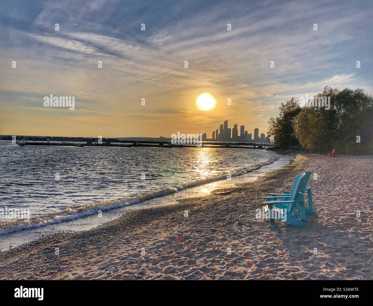 Die untergehende Sonne über dem Lake Ontario in Toronto. Stockfoto