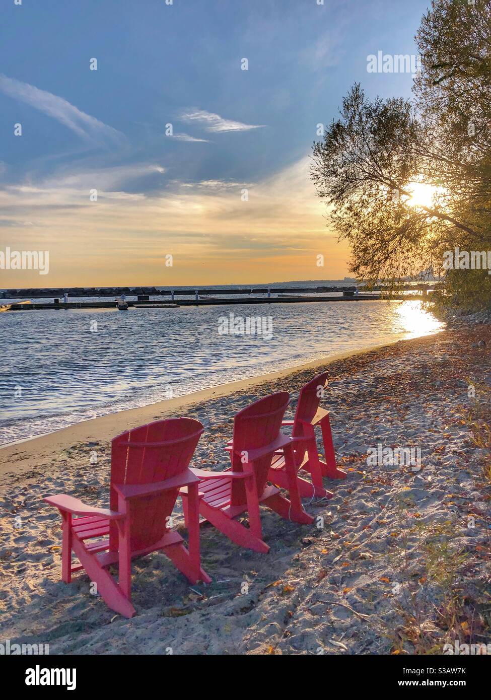 Rote Stühle am Strand am Ufer des Lake Ontario in Toronto Stockfotografie -  Alamy