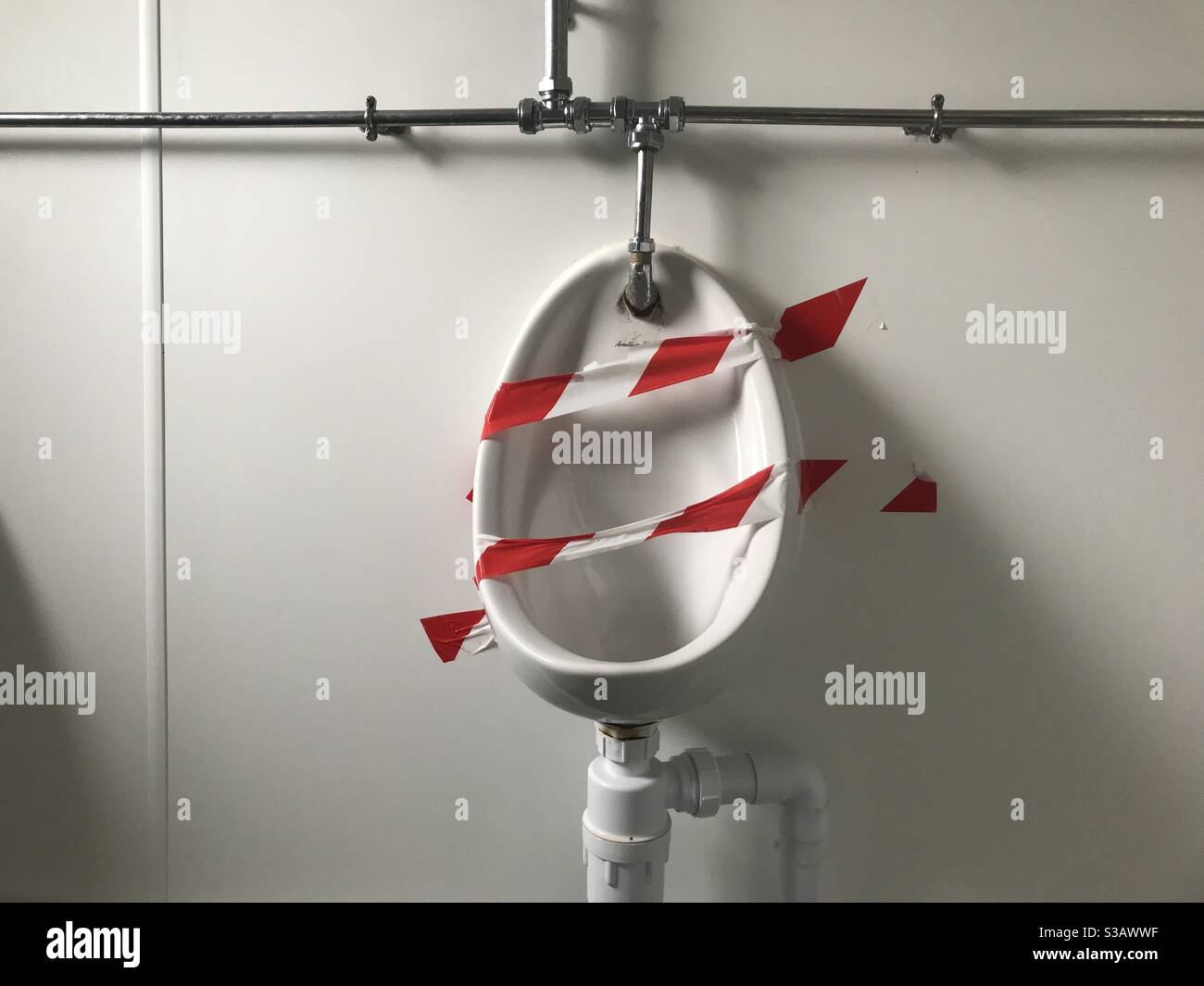 Toilette Urinal für Coronavirus Distanzierung getaped Stockfoto